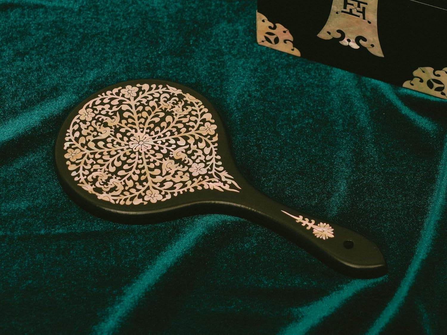 Mother-Of-Pearl Hand Mirror – Korean Black Lacquer Mirror with Floral Inlay – Gift for Women, Mom, Wife, Daughter – Birthday, Mother’S Day, Christmas, Anniversary